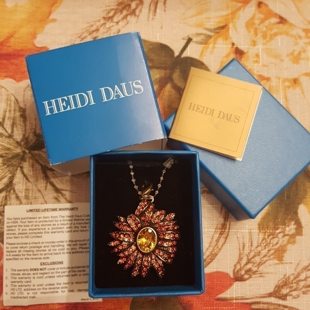 𝅺HEIDI DAUS flower charm.